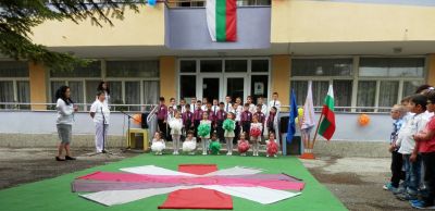 Тържество по случай предаване и приемане на знамето на ДГ "Снежанка" 2